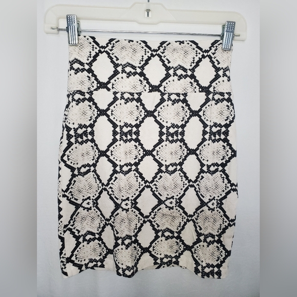 Pre-Loved Black and White Women’s Charlotte Russe Skirt Size Small - Picture 4 of 8